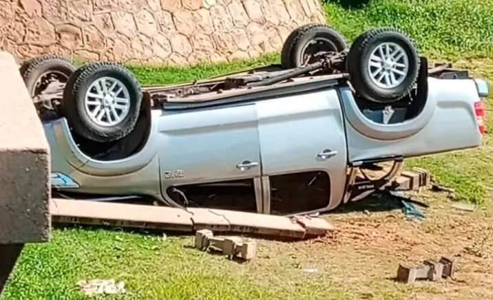 Está grave uno de los ocupantes de la camioneta que despistó y cayó al vacío desde la costanera de Colón.
