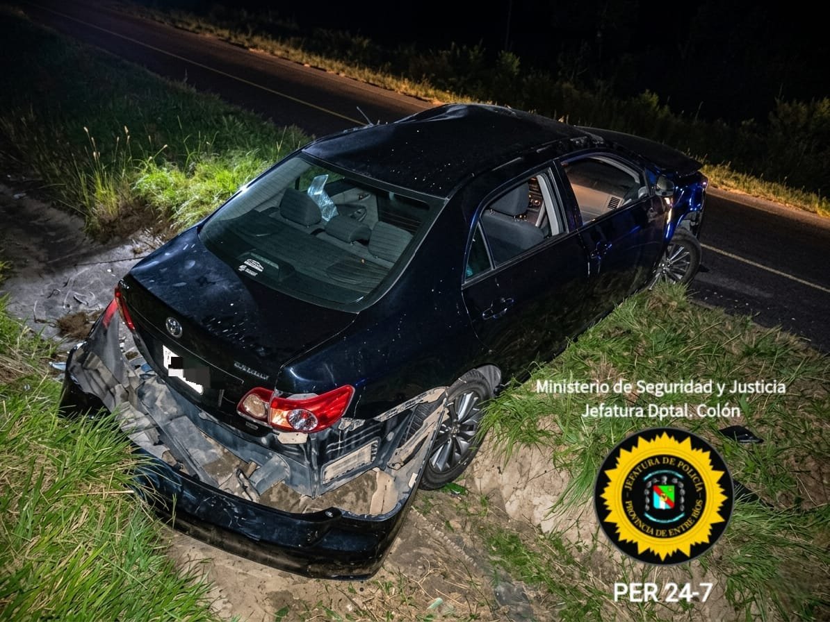 Un auto chocó contra el cantero central de Ruta Nacional 14 tras despistar.