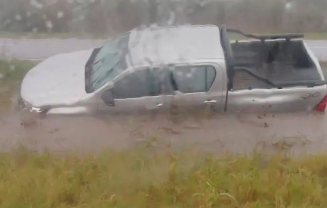 Perdió el control por un espejo de agua en la ruta 18.