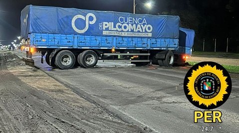 Un camión quedó atascado en el acceso Este de nuestra ciudad e interrumpió el transito.