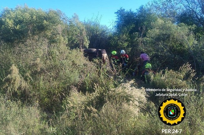 Una camioneta volcó en un camino vecinal y su conductor resultó con lesiones graves.
