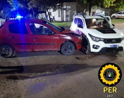 Dos automóviles chocaron, solo daños materiales.