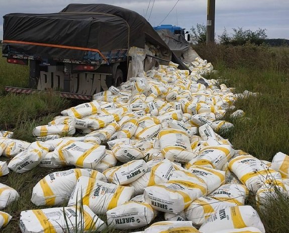 Un camión despistó y volcó parte de su carga en ruta 18.