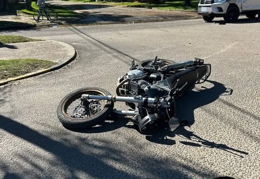 Una camioneta y una moto colisionaron en Av. de los Rusos y Belgrano.