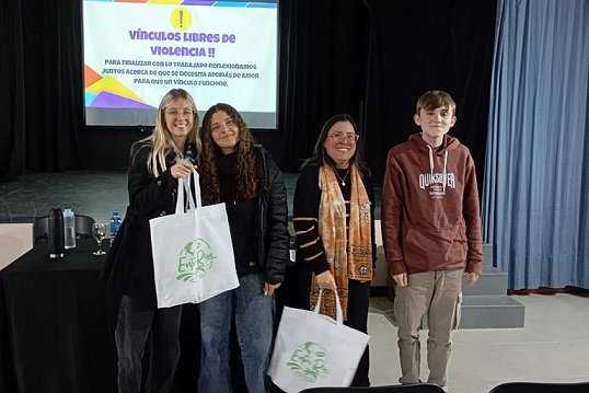 Adolescentes de San Salvador debatieron sobre amor romántico y violencia de género.