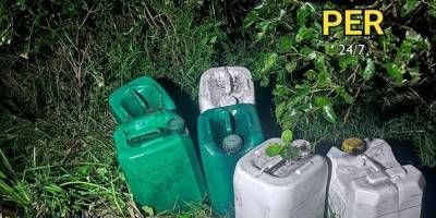 Estaban robando combustible y una batería, fueron visto por las cámaras de seguridad y huyeron a caballo.