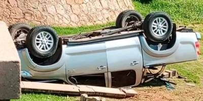 Está grave uno de los ocupantes de la camioneta que despistó y cayó al vacío desde la costanera de Colón.