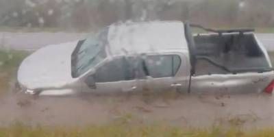 Perdió el control por un espejo de agua en la ruta 18.