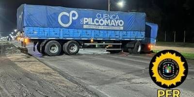 Un camión quedó atascado en el acceso Este de nuestra ciudad e interrumpió el transito.