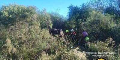 Una camioneta volcó en un camino vecinal y su conductor resultó con lesiones graves.