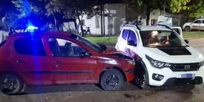 Dos automóviles chocaron, solo daños materiales.