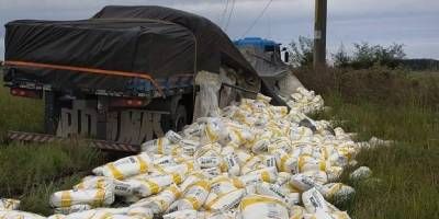 Un camión despistó y volcó parte de su carga en ruta 18.