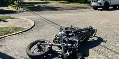 Una camioneta y una moto colisionaron en Av. de los Rusos y Belgrano.