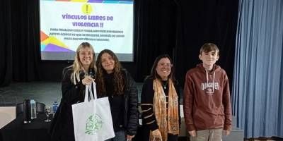Adolescentes de San Salvador debatieron sobre amor romántico y violencia de género.