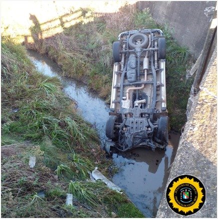 Una camioneta despisto y cayó desde un puente en ruta 130.