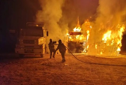 Dos camiones incendiados totalmente y un tercero con importantes daños.