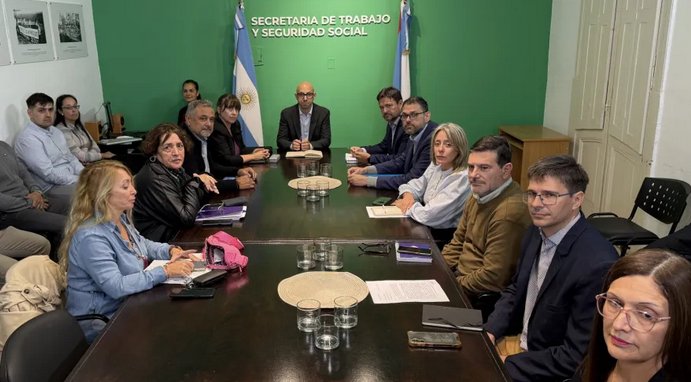El gobierno ofreció un aumento salarial del 3,5% y los gremios pidieron mejorar la propuesta.