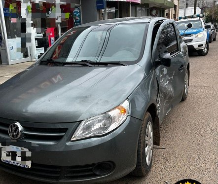 Dos vehículos chocaron en pleno centro de San Salvador.