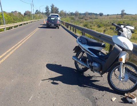 Un hombre resulto herido tras chocar una moto y un automóvil en el Puente Alvear.