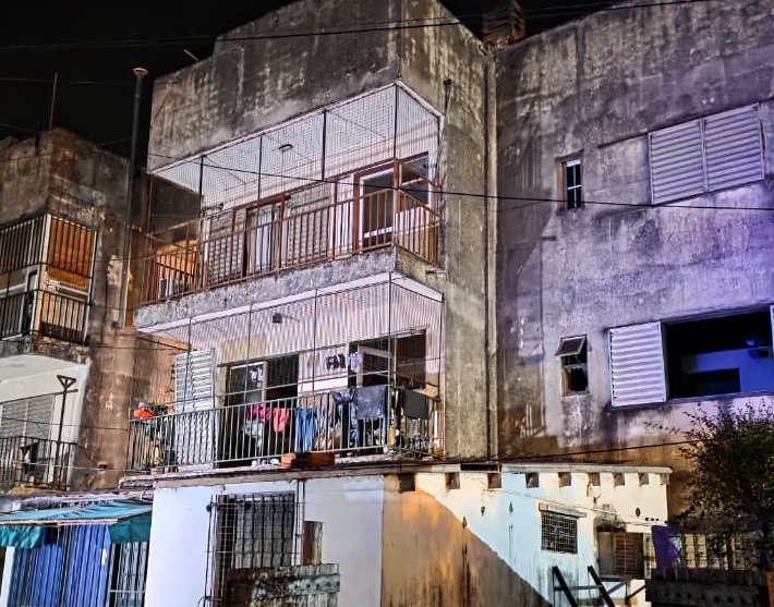 Bomberos y Criminalística investigan la causa del incendio que provocó la muerte de dos niños en Concordia.