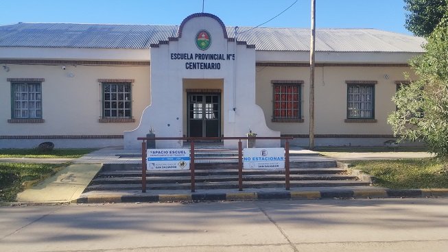 Un alumno de la Esc 5 " Centenario", intentó apuñalar a un compañero y a una docente con un cuchillo.