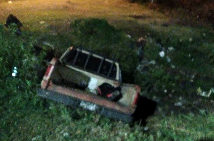 Una camioneta choco con la contención de un puente y cayó al vacio.