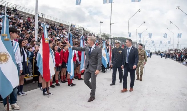 “Las transformaciones duraderas se construyen con diálogo”, afirmó Frigerio en el acto por el 25 de Mayo.