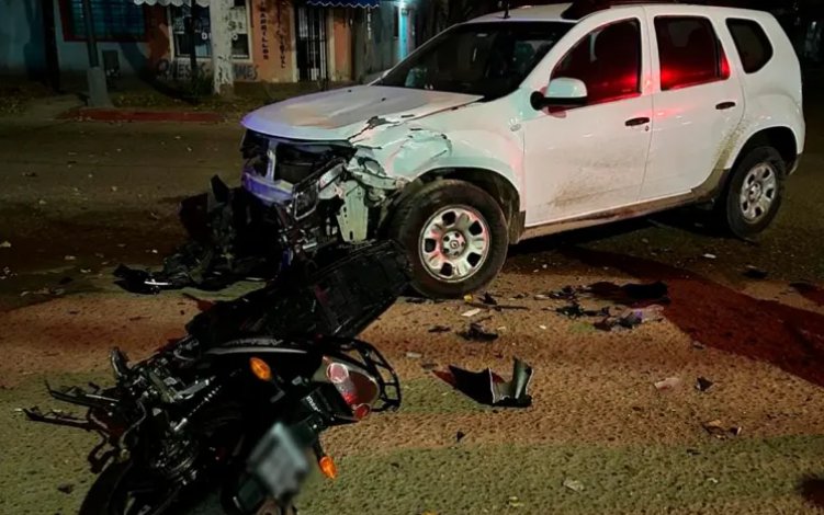 Falleció una de las jóvenes accidentadas tras el choque de una moto y una camioneta en Colón.