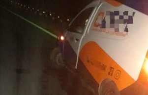 Continúan los accidentes en ruta 18: una ambulancia termino en la banquina chocando carteles señalizadores.