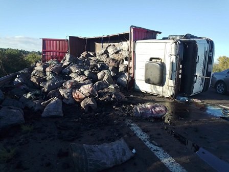 Puerto Yeruá: un camion cargado con carbón volcó, solo daños materiales.