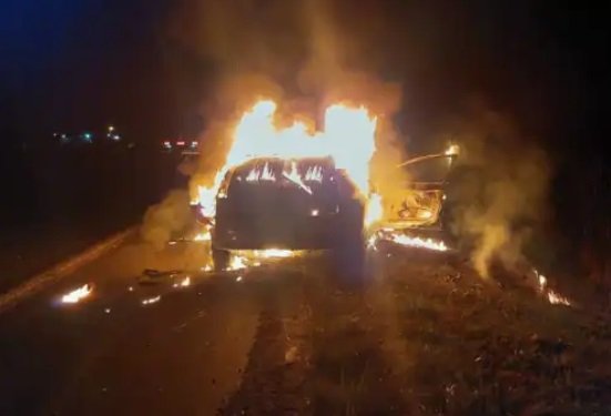 Un vehículo se incendió completamente en ruta 14.