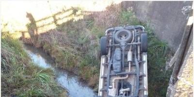 Una camioneta despisto y cayó desde un puente en ruta 130.