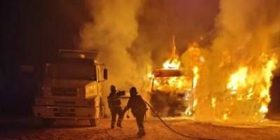 Dos camiones incendiados totalmente y un tercero con importantes daños.