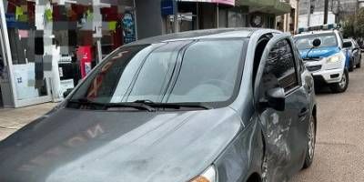 Dos vehículos chocaron en pleno centro de San Salvador.