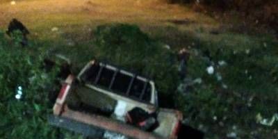 Una camioneta choco con la contención de un puente y cayó al vacio.