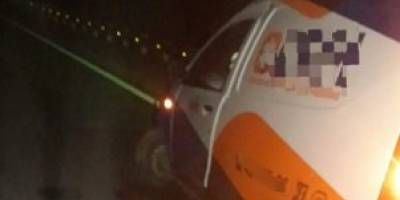 Continúan los accidentes en ruta 18: una ambulancia termino en la banquina chocando carteles señalizadores.