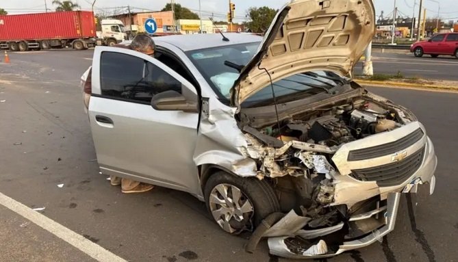 Un violento choque entre dos autos dejó varios heridos en el ingreso a Concordia.