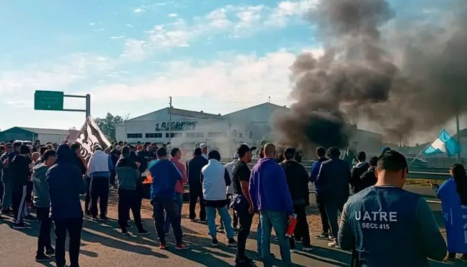 Bajo la consigna "esta lucha es de todos", trabajadores de Granja Tres Arroyos reclamaron en la ruta 14.