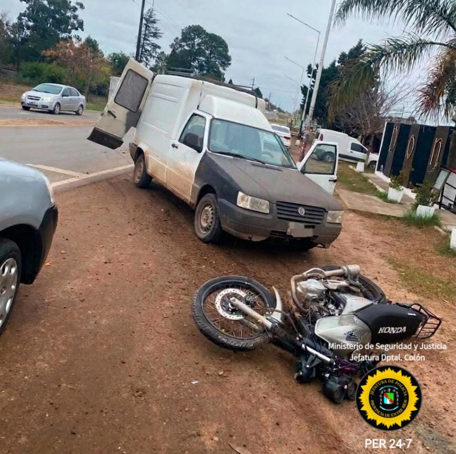 Un joven resulto con lesiones graves tras un choque entre una camioneta y una camioneta.
