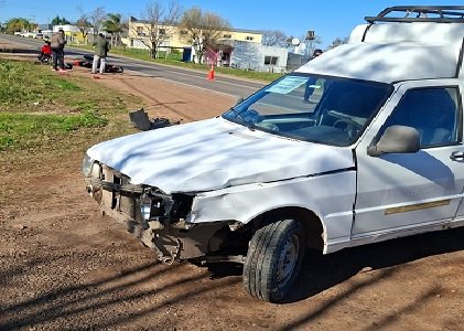 El choque entre una camioneta y una moto dejo una mujer con heridas graves.