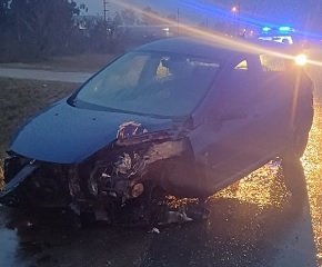 Un camión y un automóvil chocaron en la autovía, solo daños materiales.