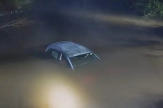 Un auto cayó a un cauce de agua en Entre Ríos y un familiar rescató a sus dos ocupantes