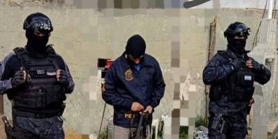 Narcomenudeo: secuestro de un vehículo, drogas y una mujer quedó detenida.