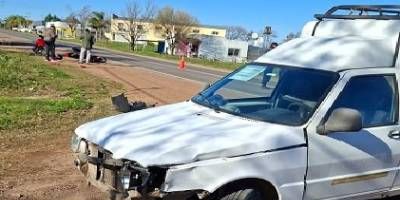 El choque entre una camioneta y una moto dejo una mujer con heridas graves.