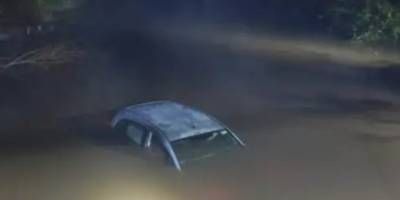 Un auto cayó a un cauce de agua en Entre Ríos y un familiar rescató a sus dos ocupantes