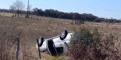 Volcaron cinco cadete de la policía en ruta 18.