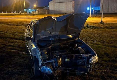 Despistó e impacto contra un poste para luego terminar chocando otro poste.