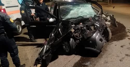 Un joven sufrió gravísimas heridas tras chocar su auto contra un árbol.