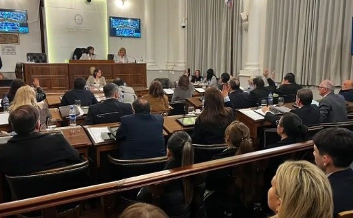 En medio de una fuerte protesta y con dos votos del PJ, el Senado aprobó la reforma jubilatoria.