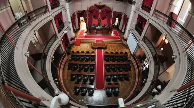 Década sustraída: la causa de los “contratos truchos” ya tiene auto de apertura y 18 acusados camino al juicio.
